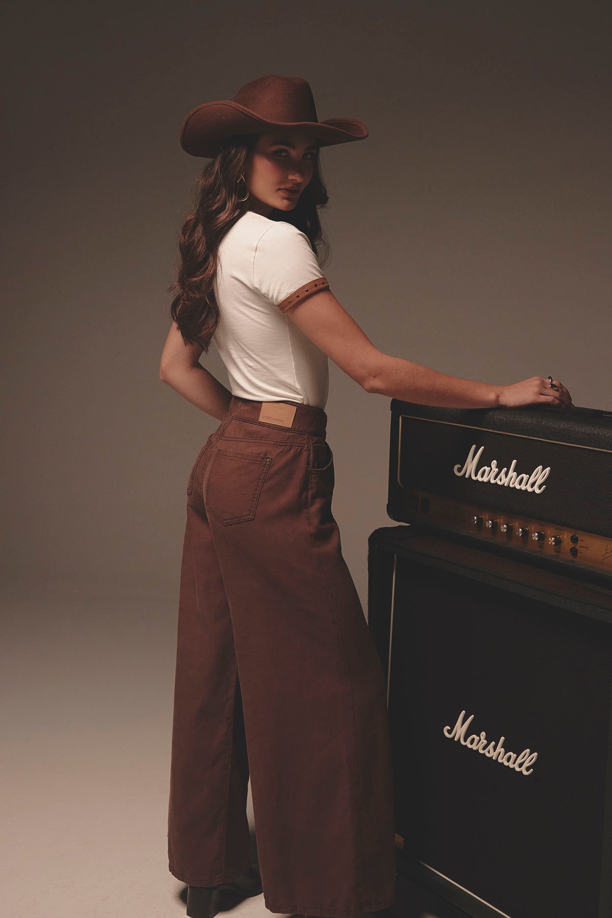 Pantalón palazzo café oscuro con hebilla metálica para mujer