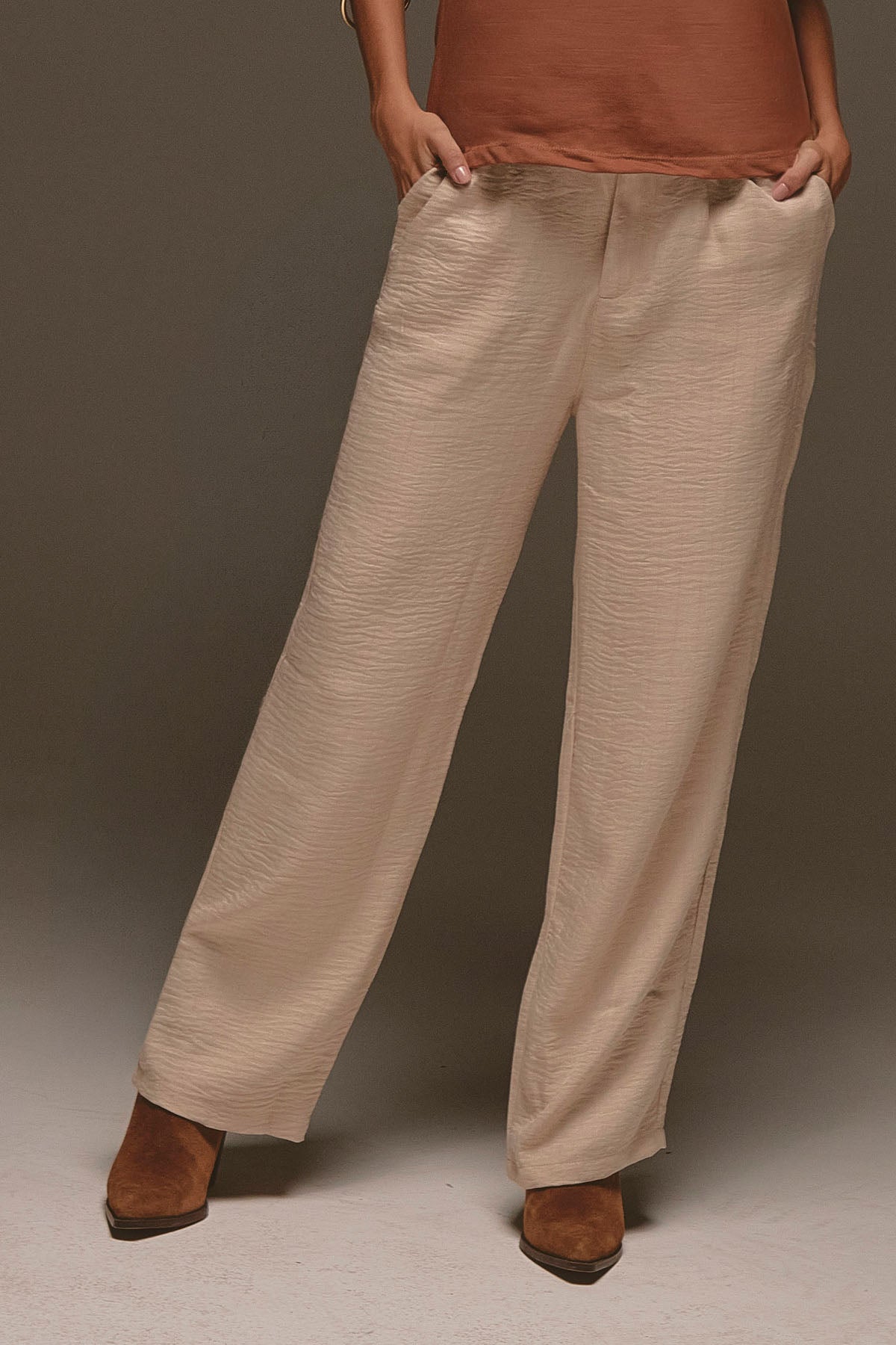 Pantalón marfil con bota recta para mujer