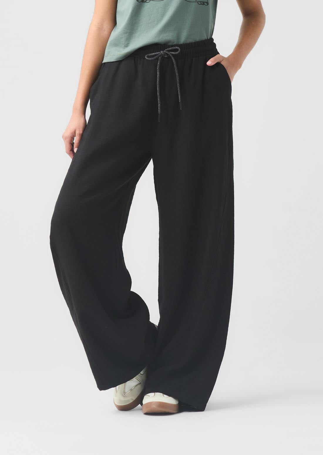 Pantalón negro con cortes para jóvenes