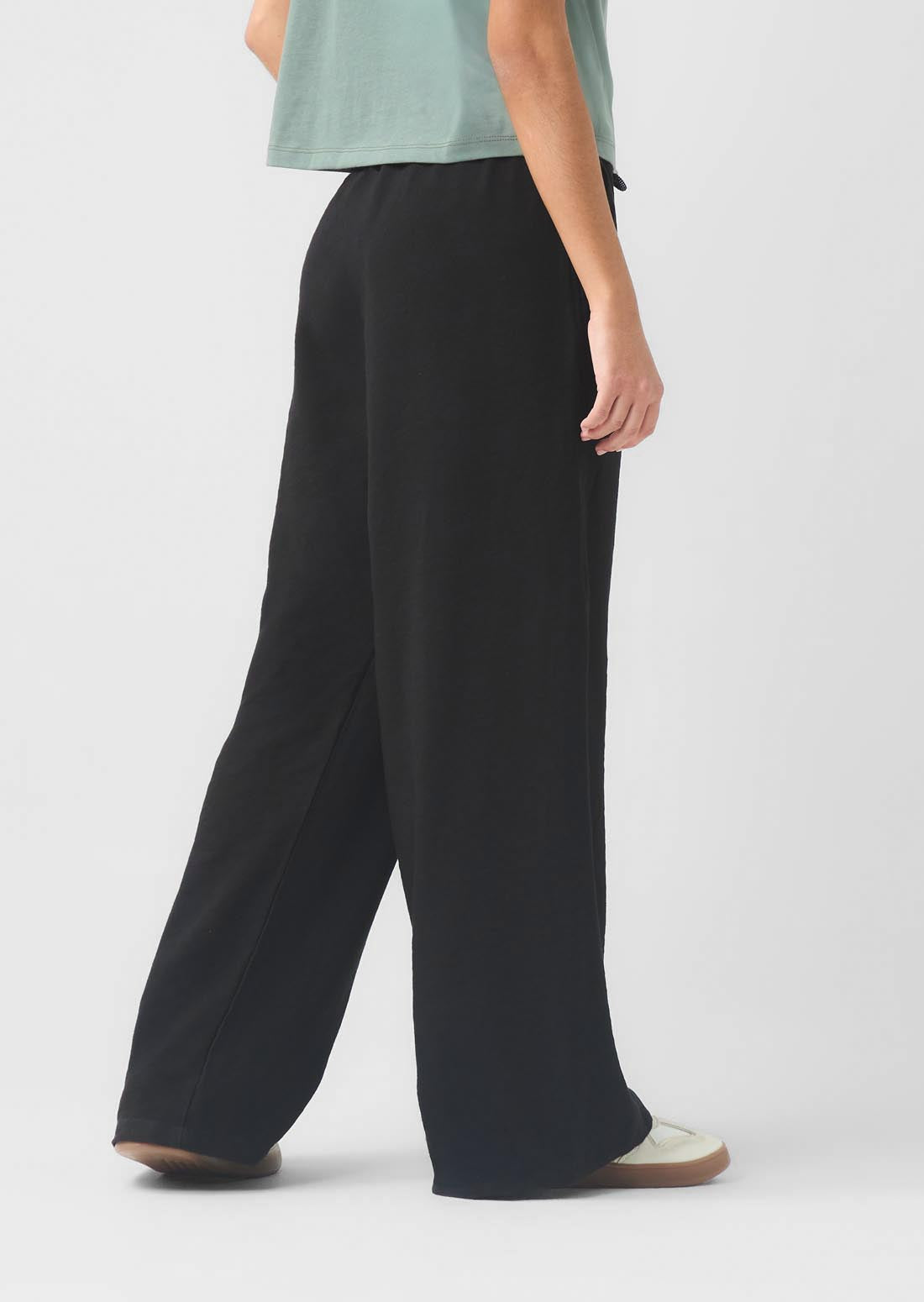 Pantalón negro con cortes para jóvenes
