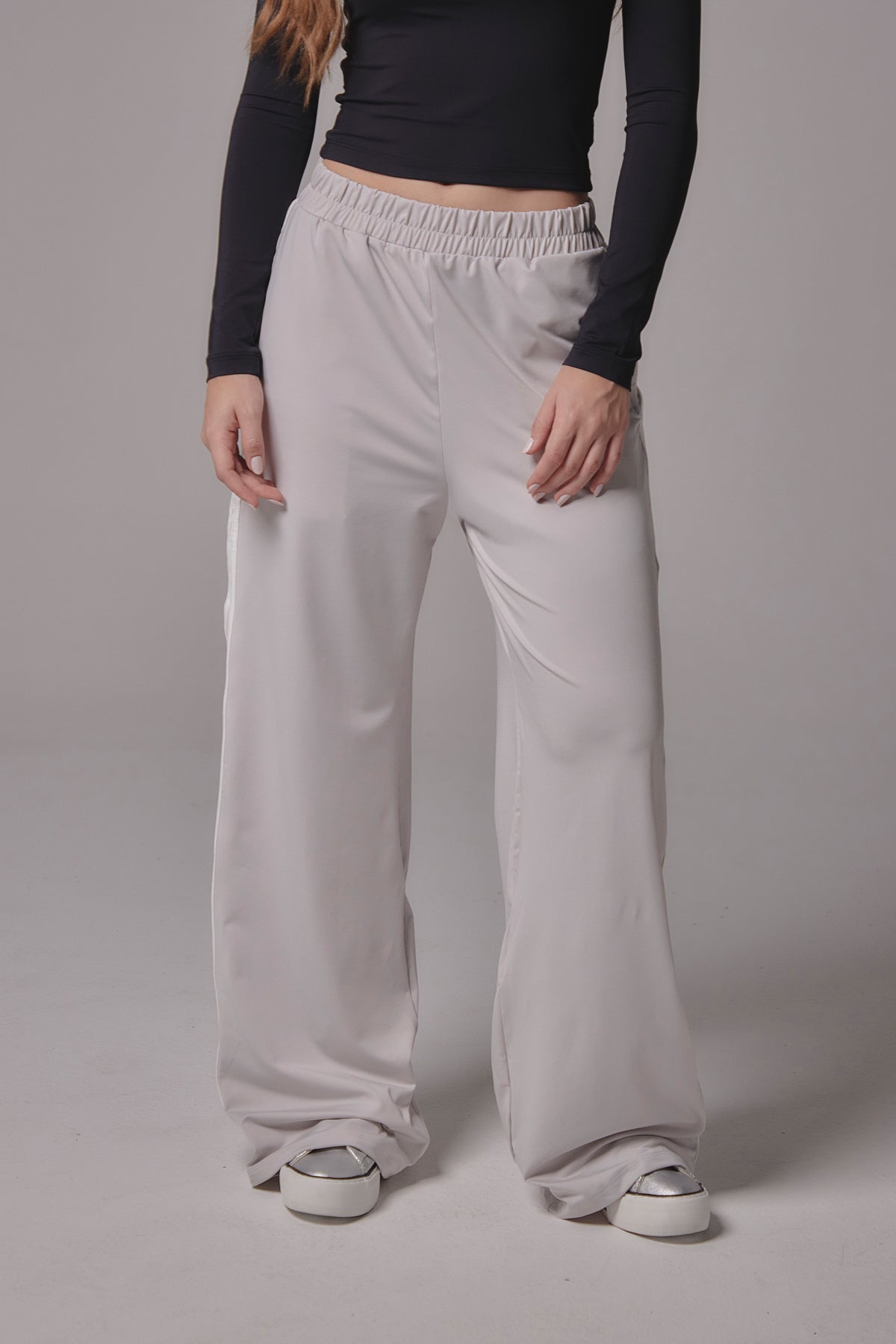 Pantalón gris claro con sesgos para jóvenes