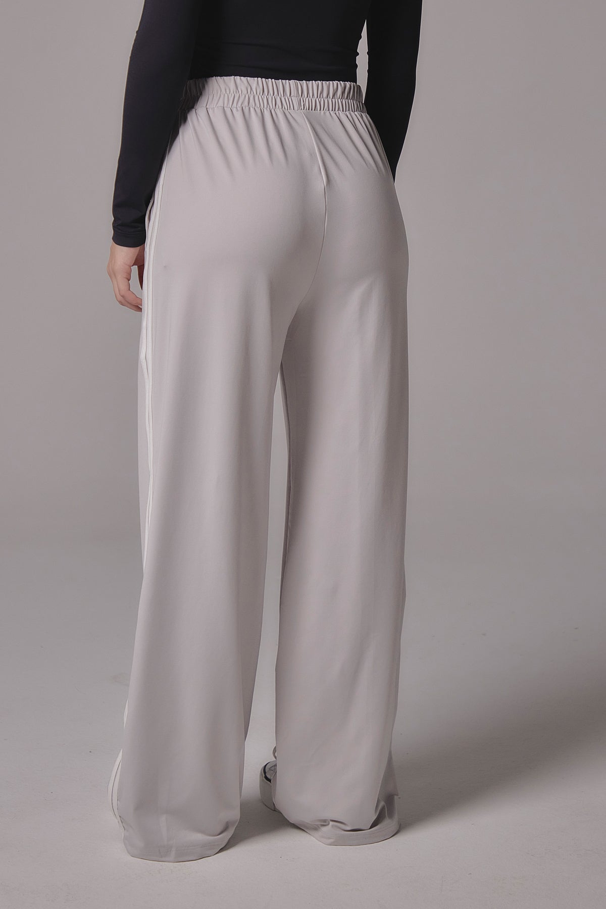 Pantalón gris claro con sesgos para jóvenes