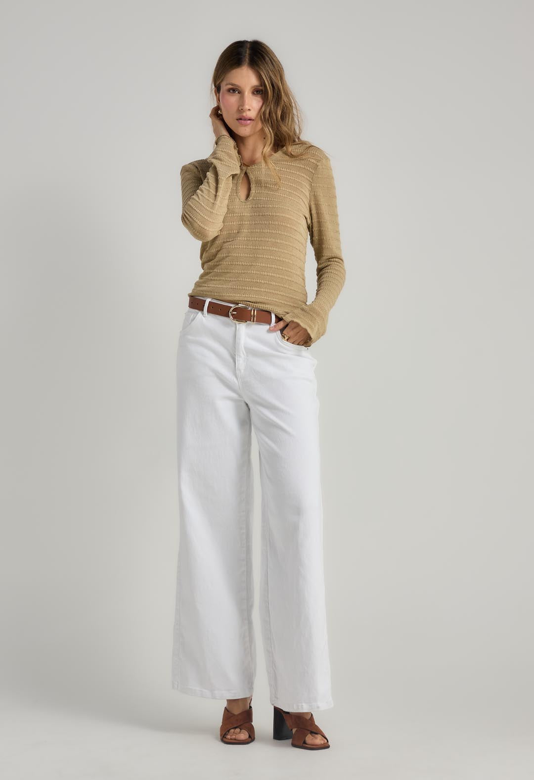 Jean retro blanco con cortes en costados para mujer