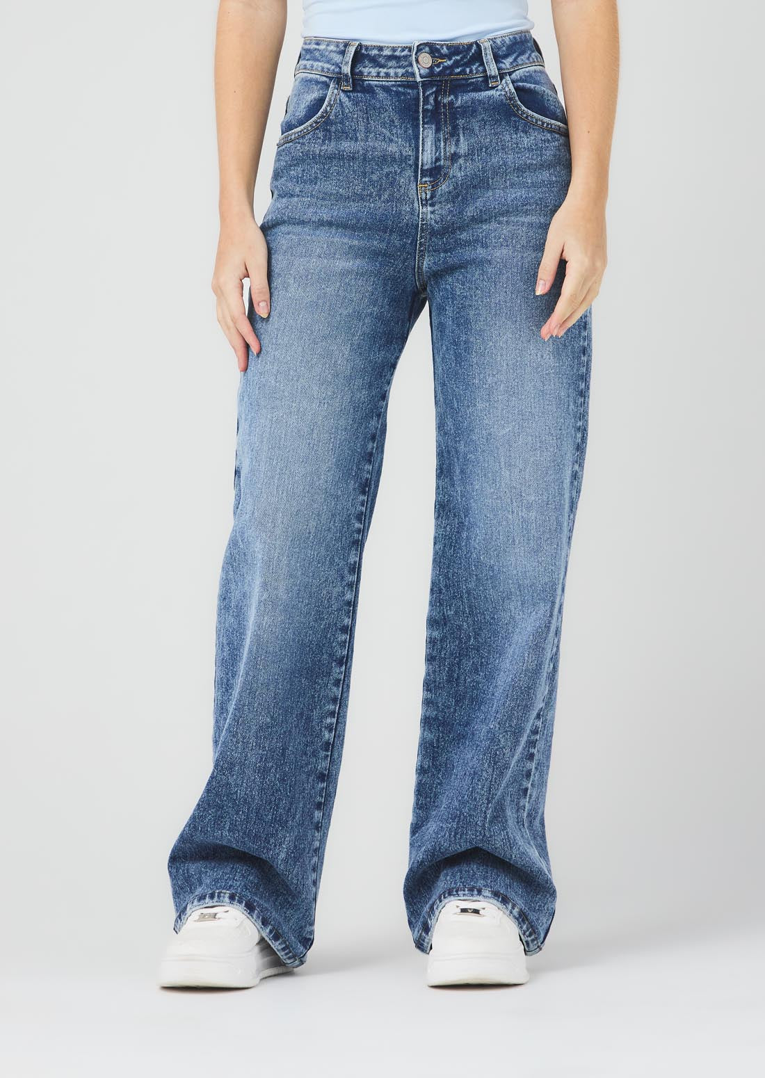 Jean retromom tono medio con bolsillo carpintero para jóvenes