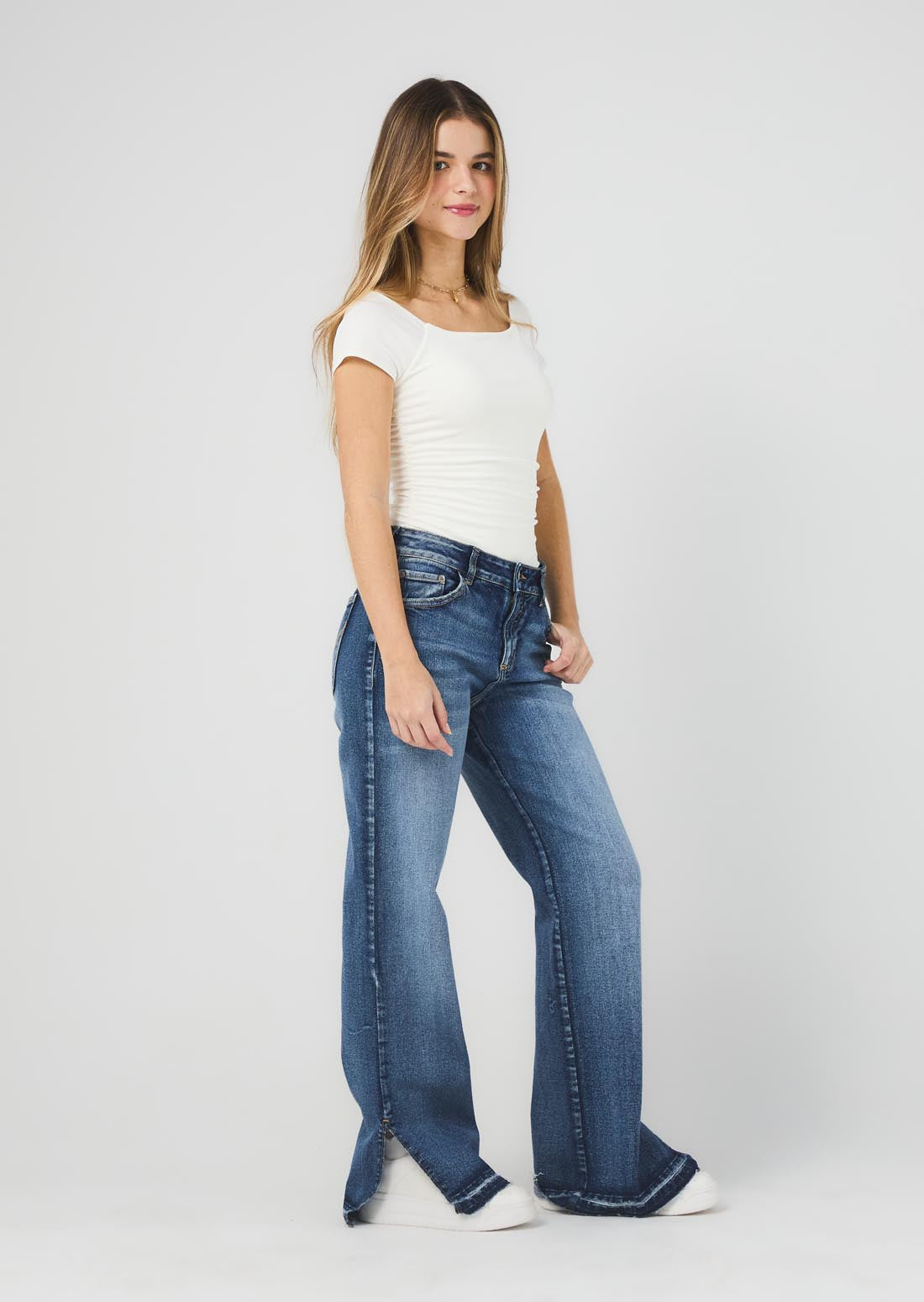 Jean retromom medio oscuro con abertura en costados para jóvenes