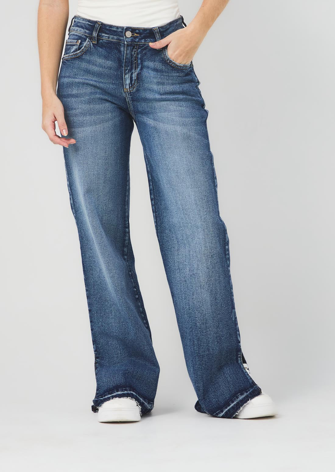 Jean retromom medio oscuro con abertura en costados para jóvenes