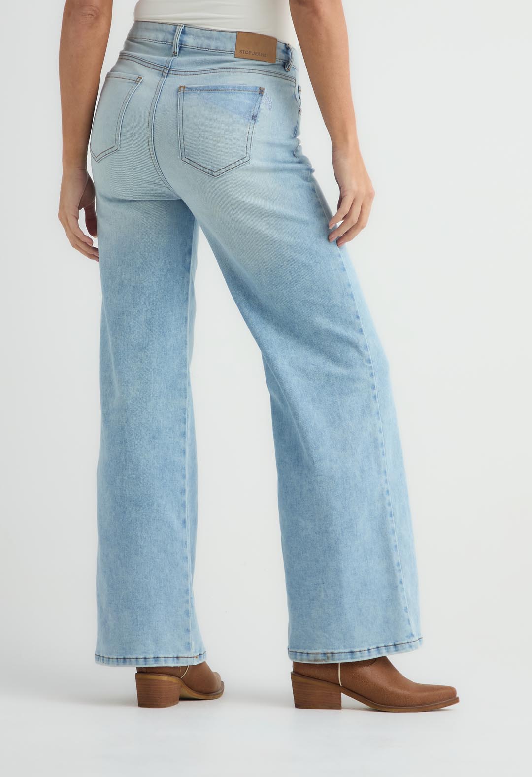 Jean retro tono claro con corte en delantero para mujer