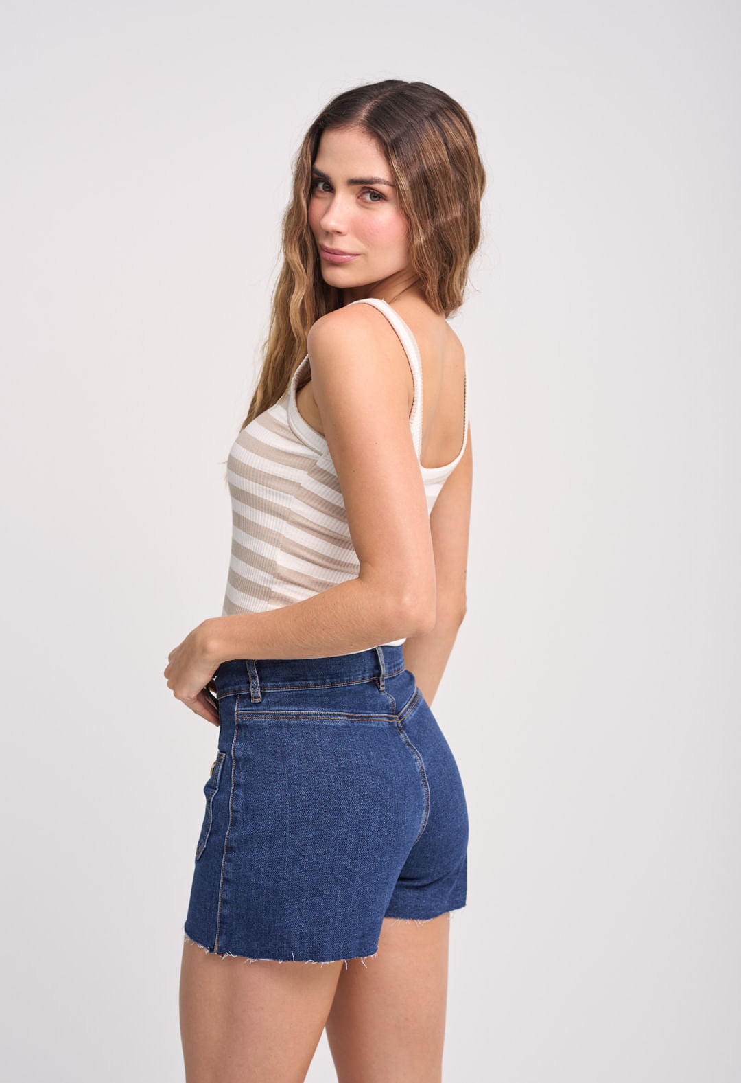 Short medio con bolsillos en delantero para mujeres