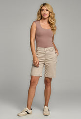 Bermuda kaky tiro alto para mujeres