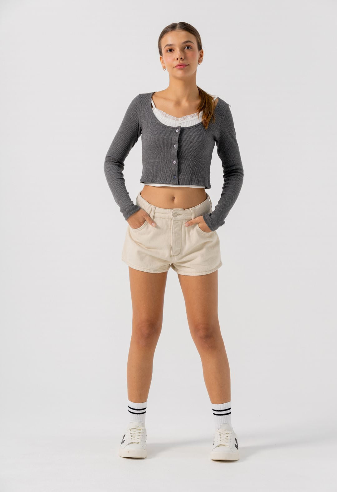 Short marfil con guardapolvo en ruedo para jóvenes
