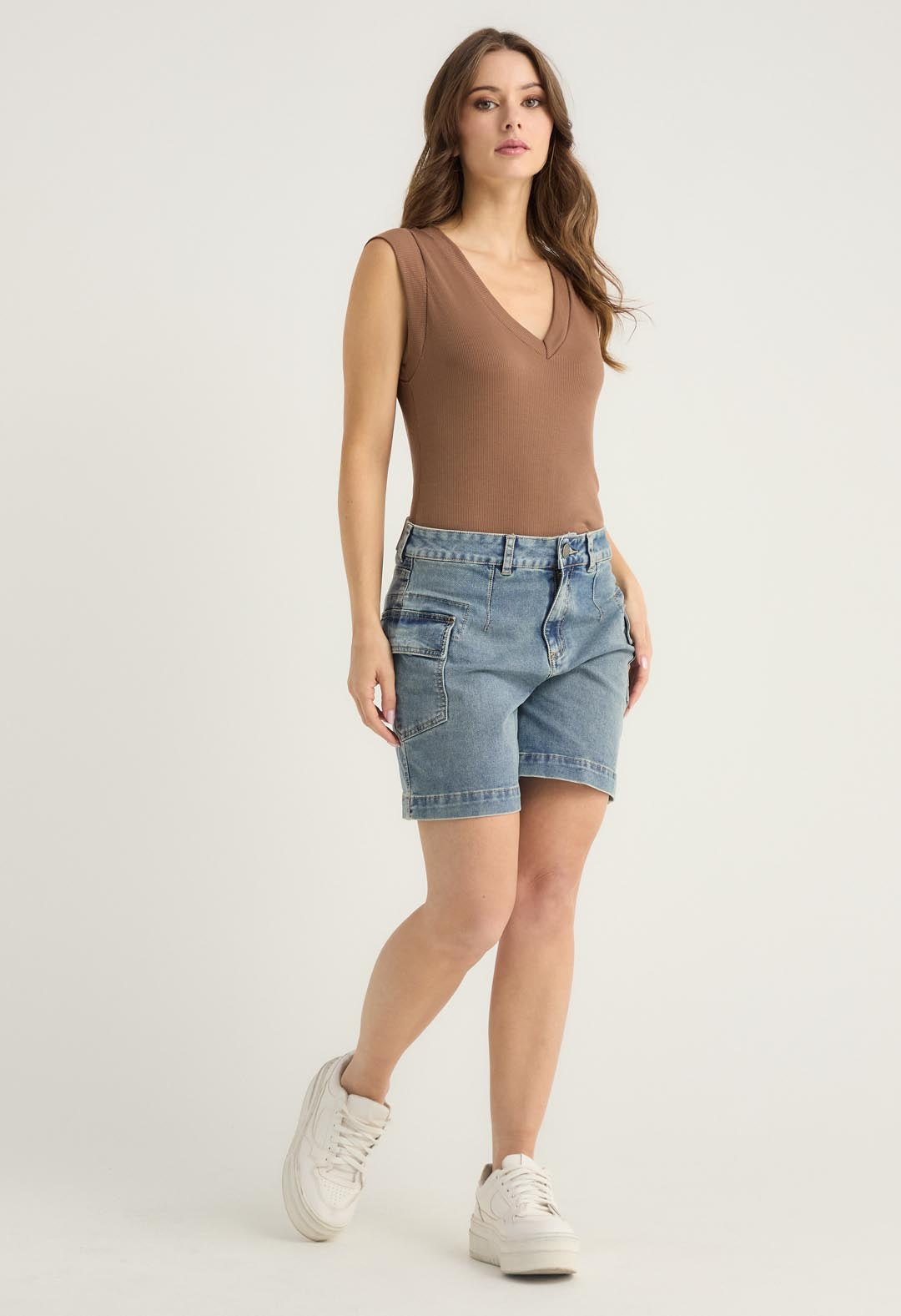 Short medio con bolsillos en costados para mujeres