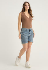 Short medio con bolsillos en costados para mujeres