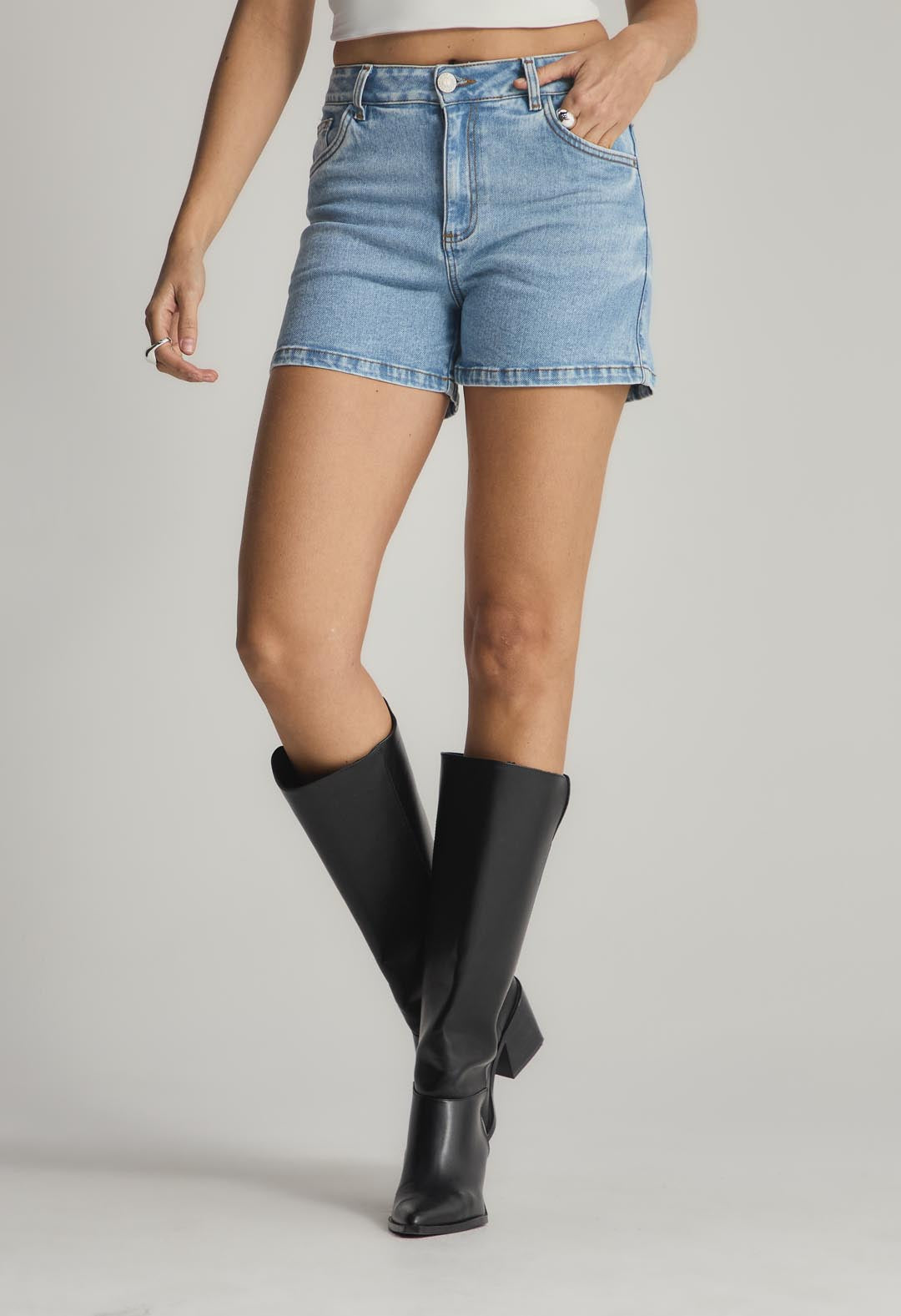 Short tono claro básico para mujer