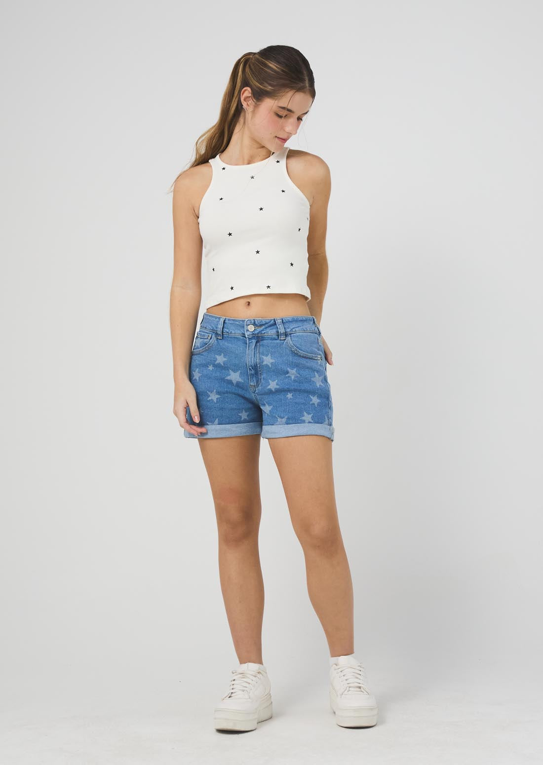 Short medio con apliques de estrellas para jóvenes