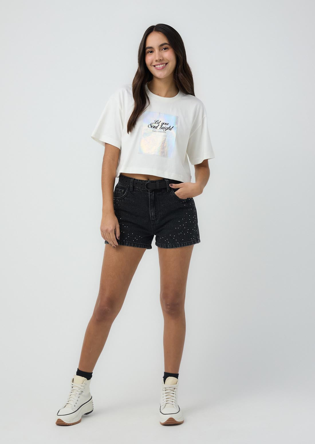 Short negro con apliques en costados para jóvenes