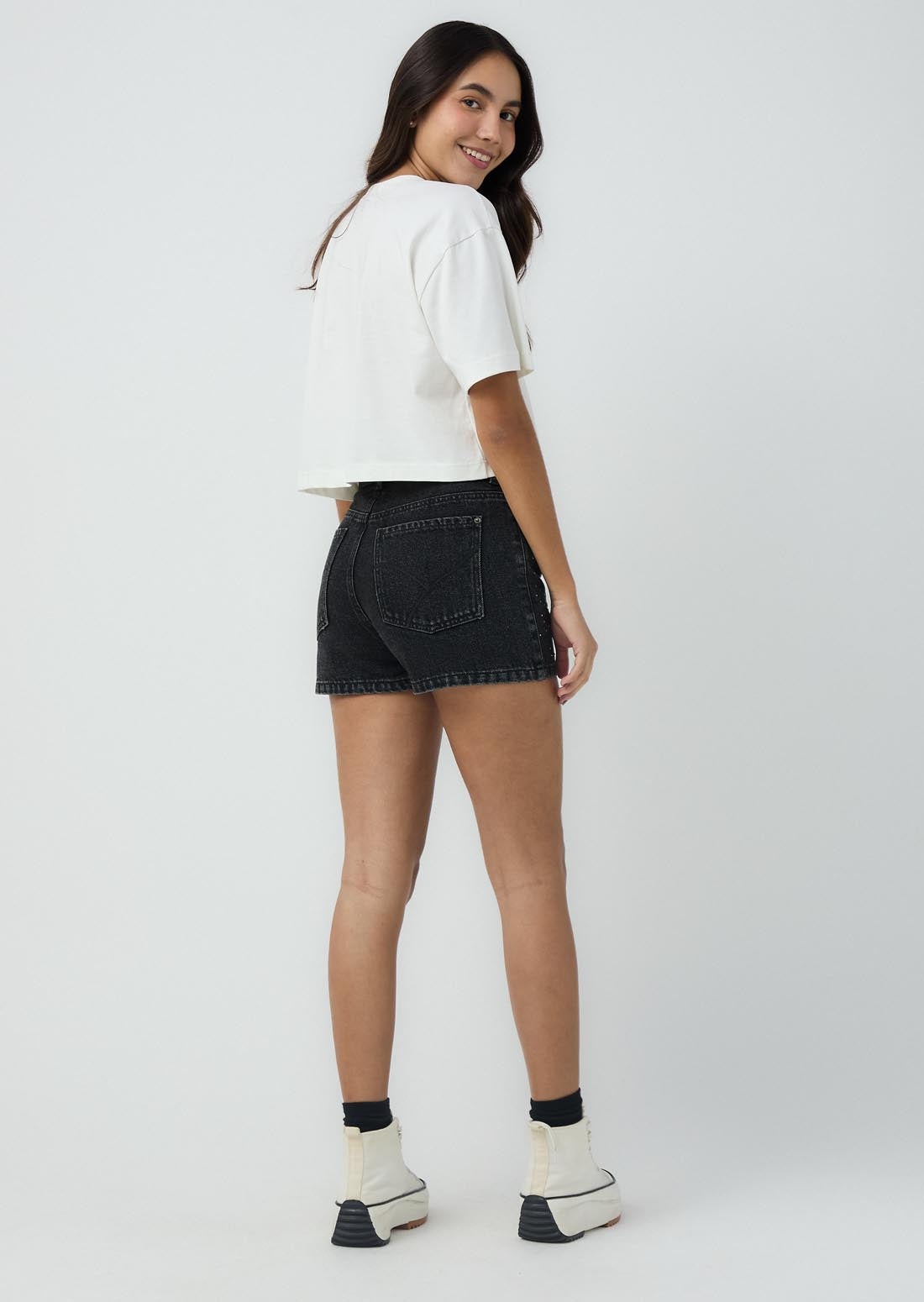 Short negro con apliques en costados para jóvenes