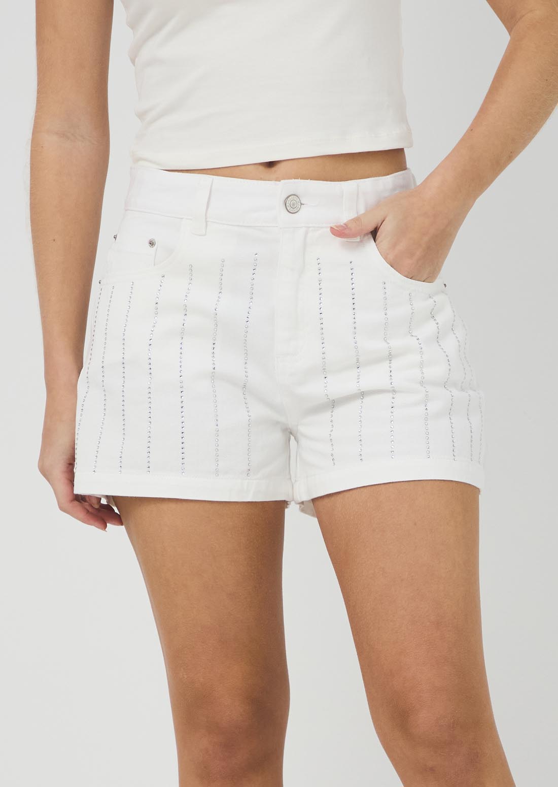 Short marfil con aplique en frent para jóvenes