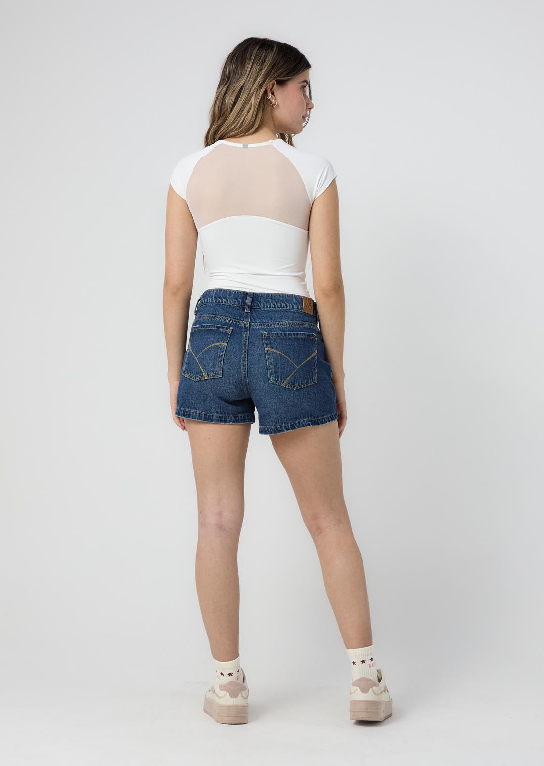 Short medio oscuro con bolsillos para jóvenes