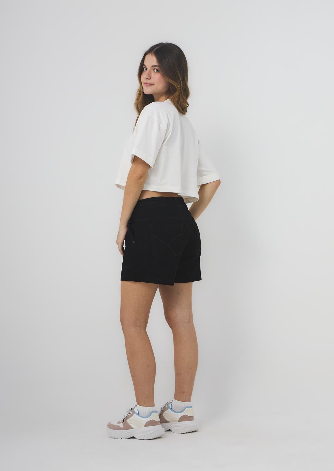 Short tono negro con cordón en pretina para jóvenes