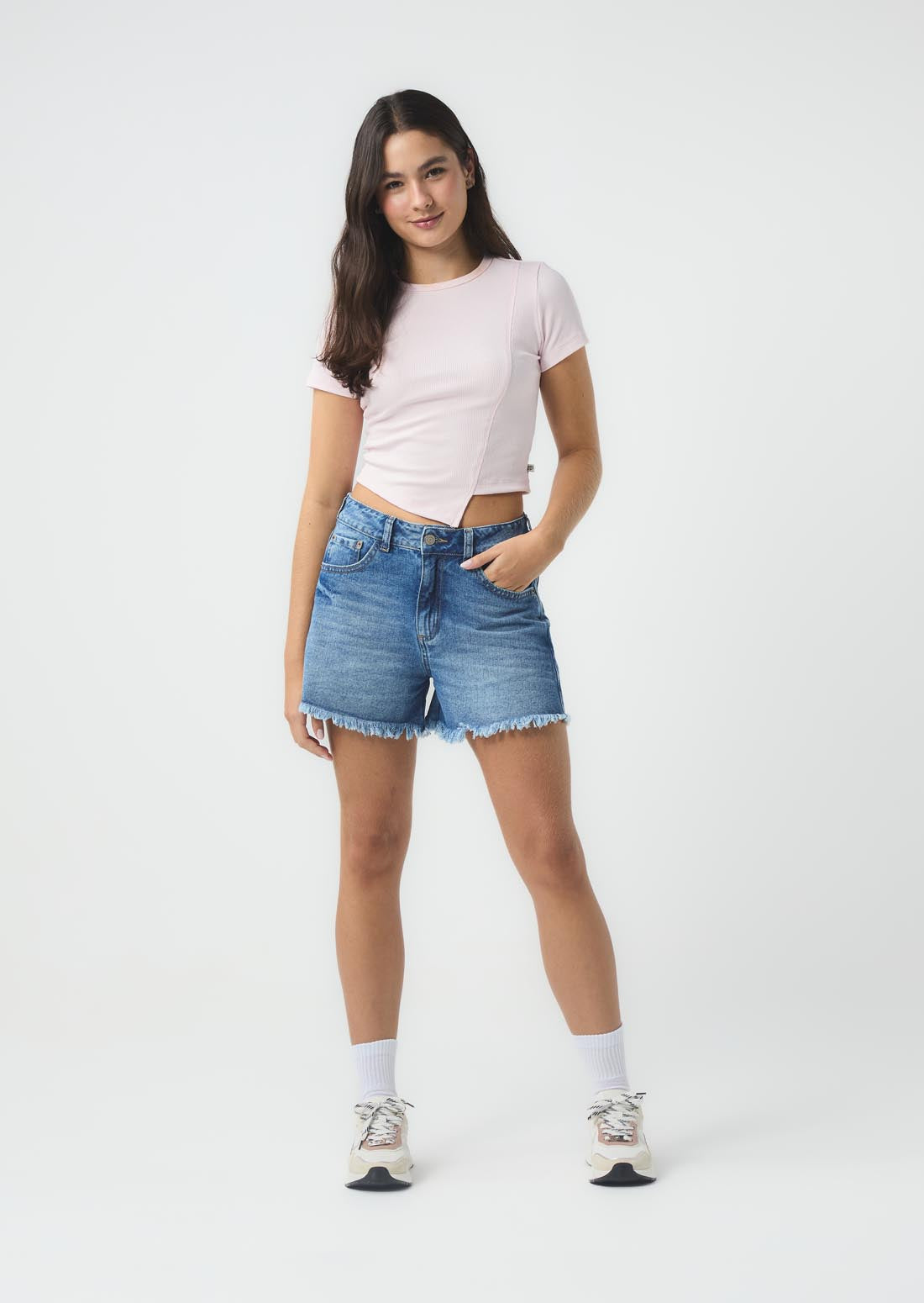 Short tono medio con ruedo desflecado para jóvenes