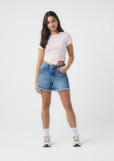 Short tono medio con ruedo desflecado para jóvenes