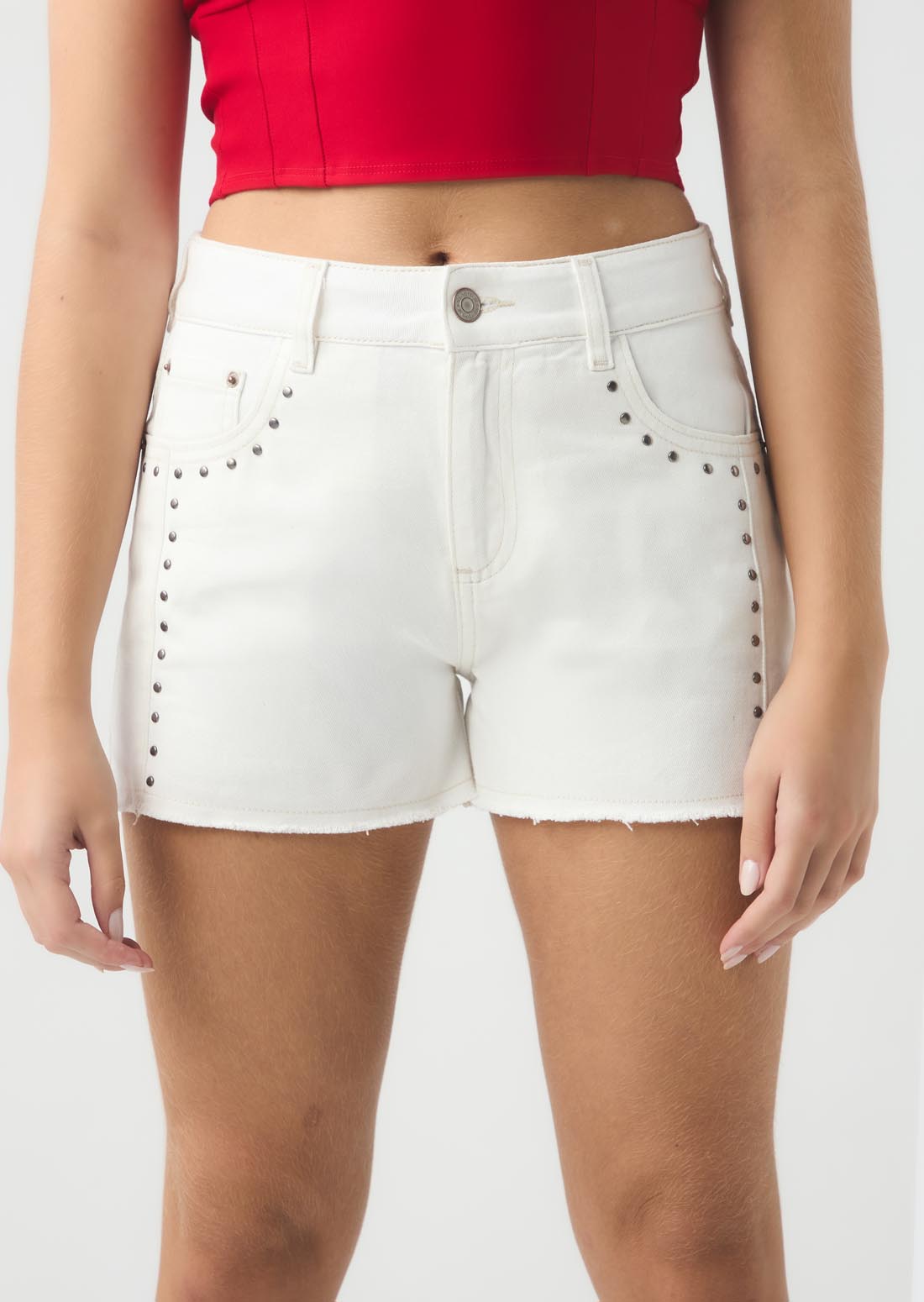 Short marfil con aplique de taches para jóvenes
