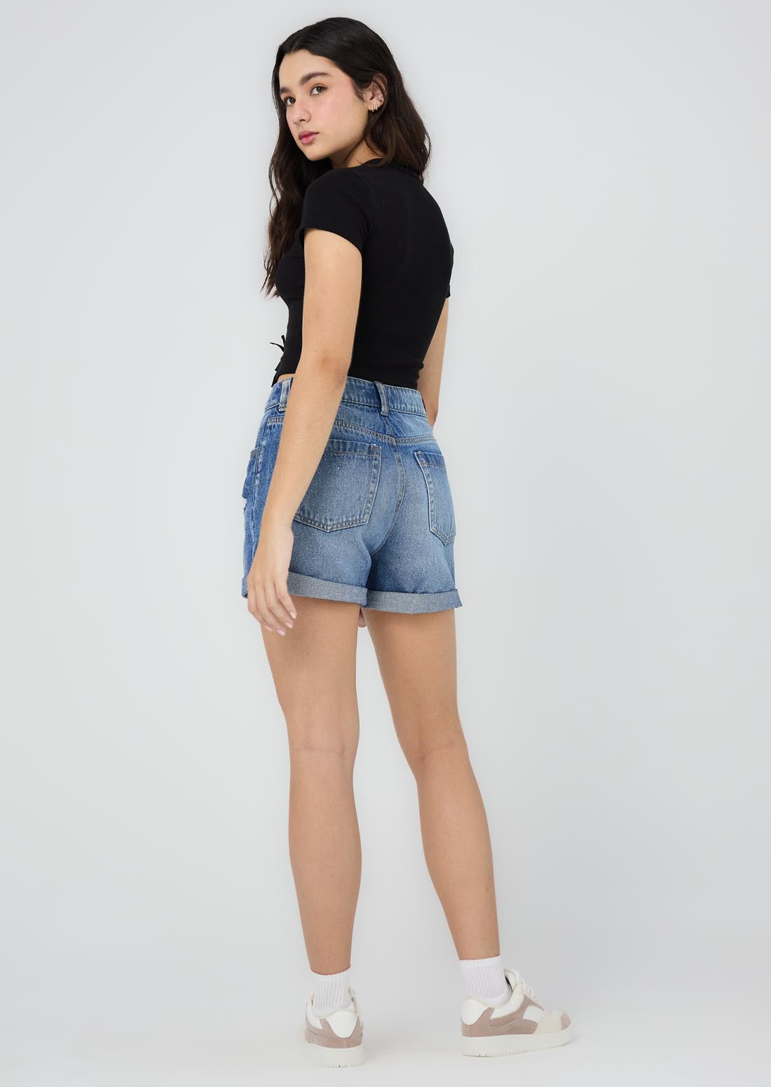 Short medio oscuro y tiro alto para jóvenes