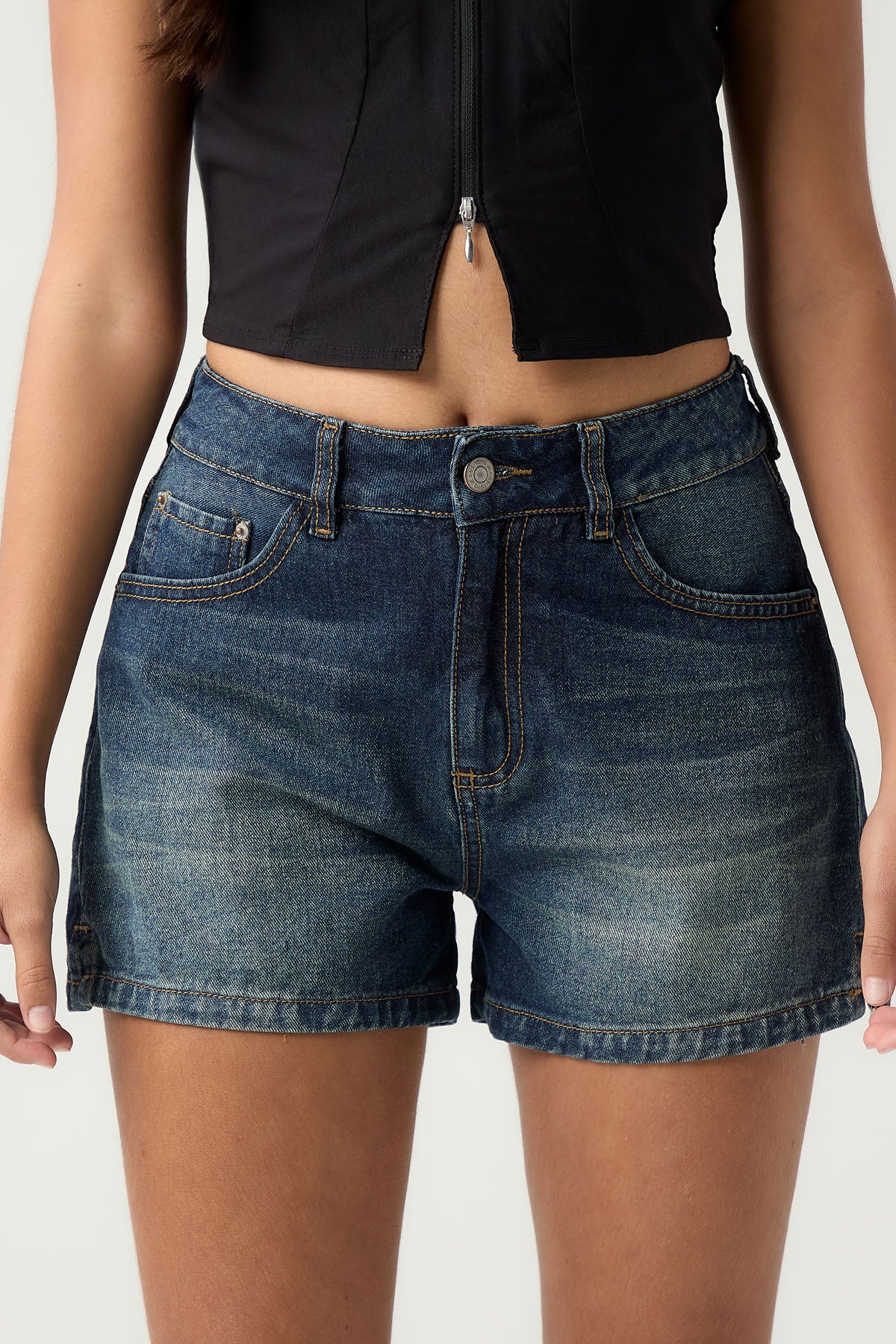 Short tono medio oscuro de tiro alto para jóvenes