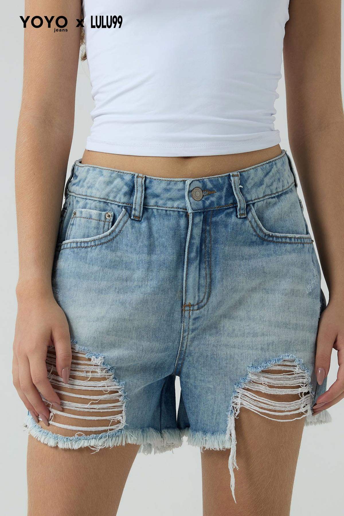 Short tono medio con bolsillos funcionales para jóvenes