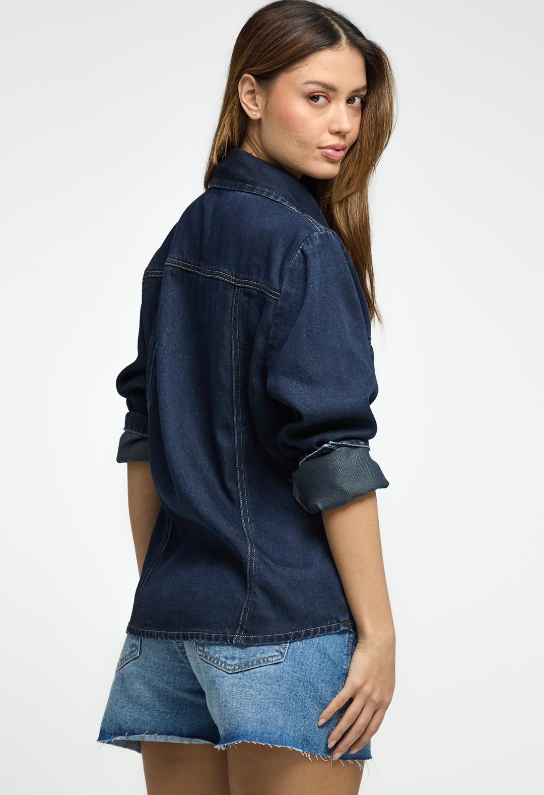Sobreblusa medio oscuro en denim para mujeres