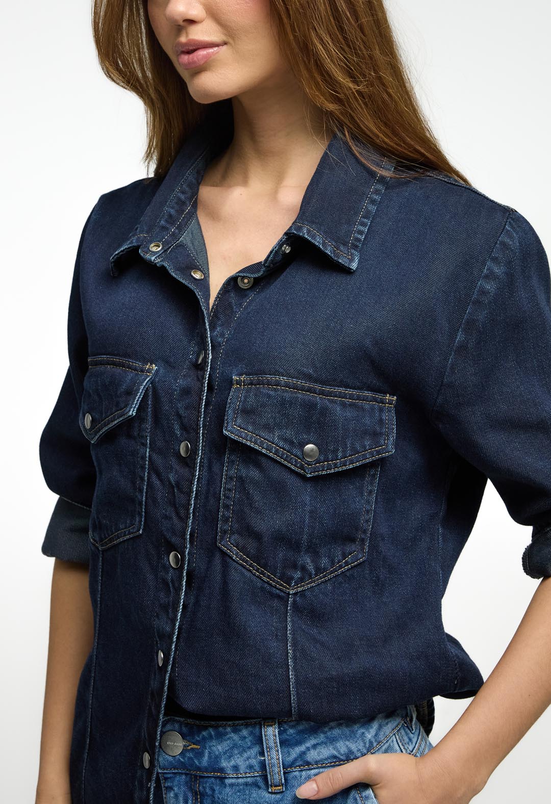 Sobreblusa medio oscuro en denim para mujeres