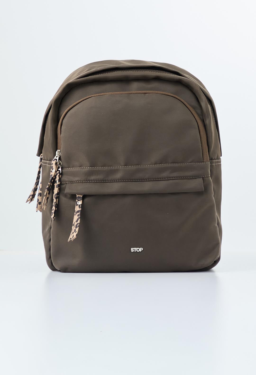 Morral café con jaladeras en contraste