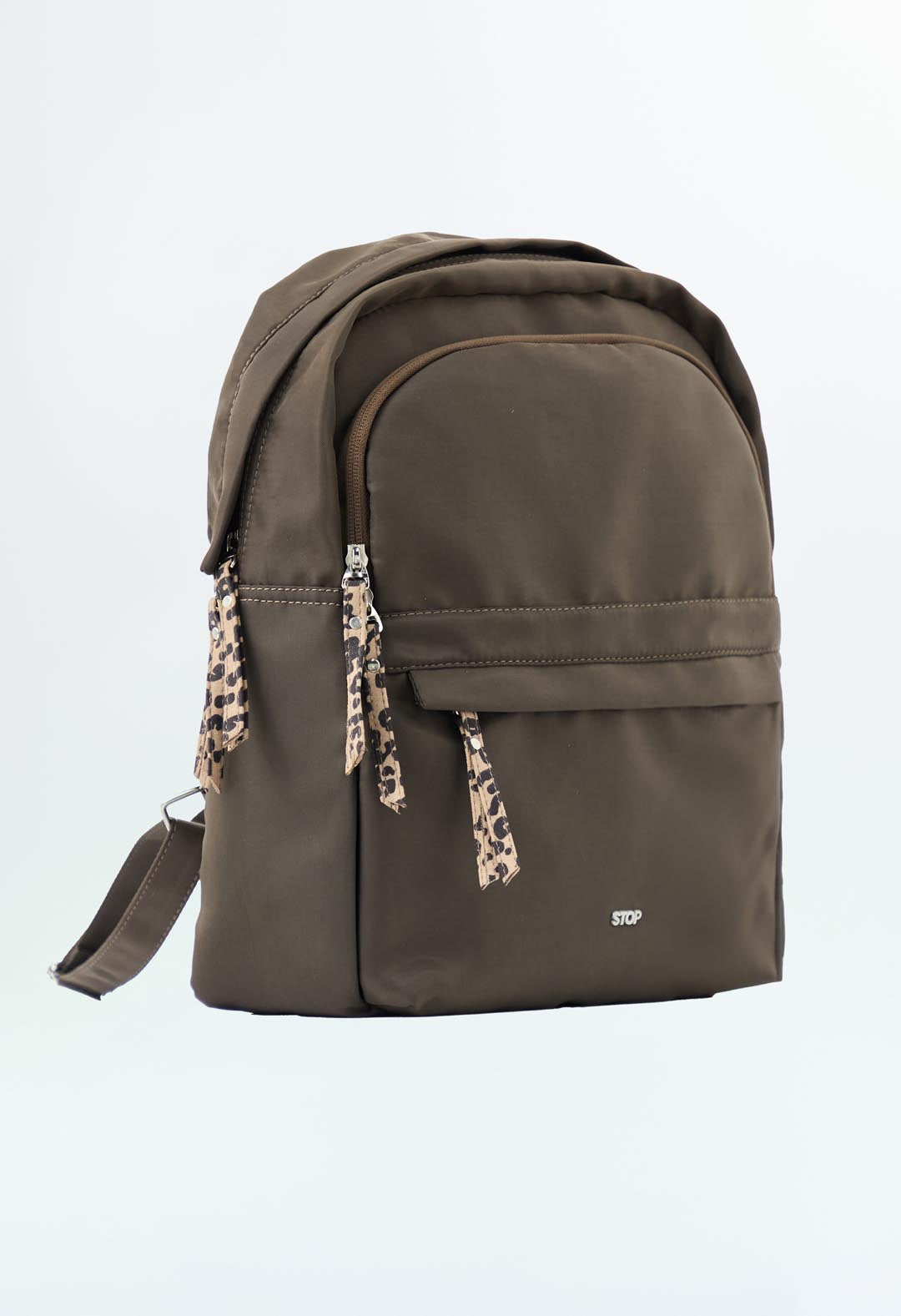 Morral café con jaladeras en contraste