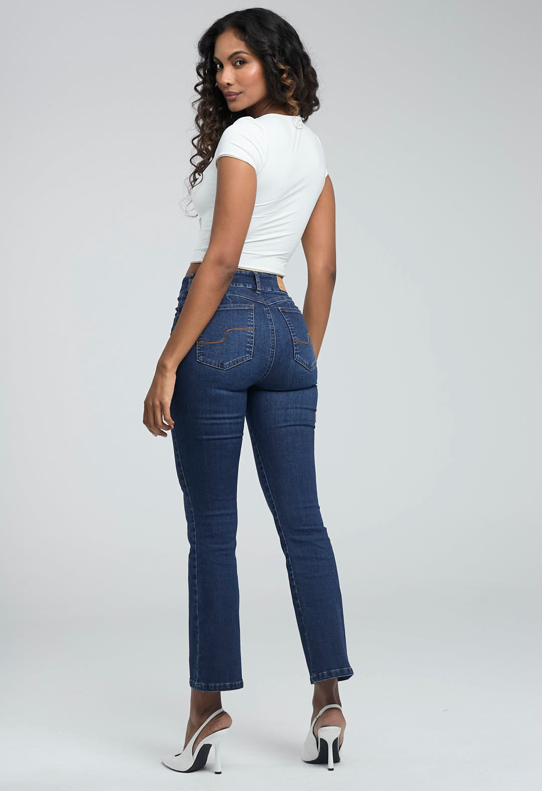 Jean tejano levantacola oscuro con bota flare para mujeres