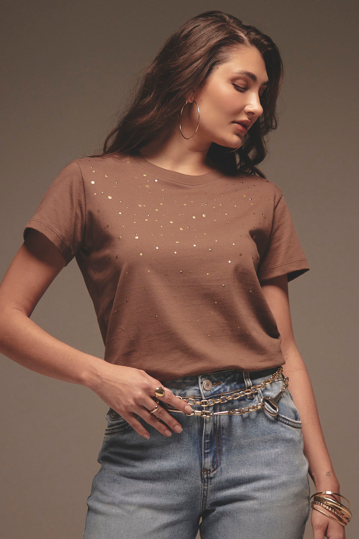 Camiseta café oscuro con foil para mujer
