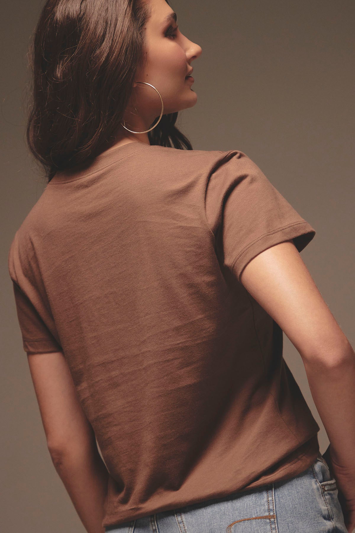 Camiseta café oscuro con foil para mujer