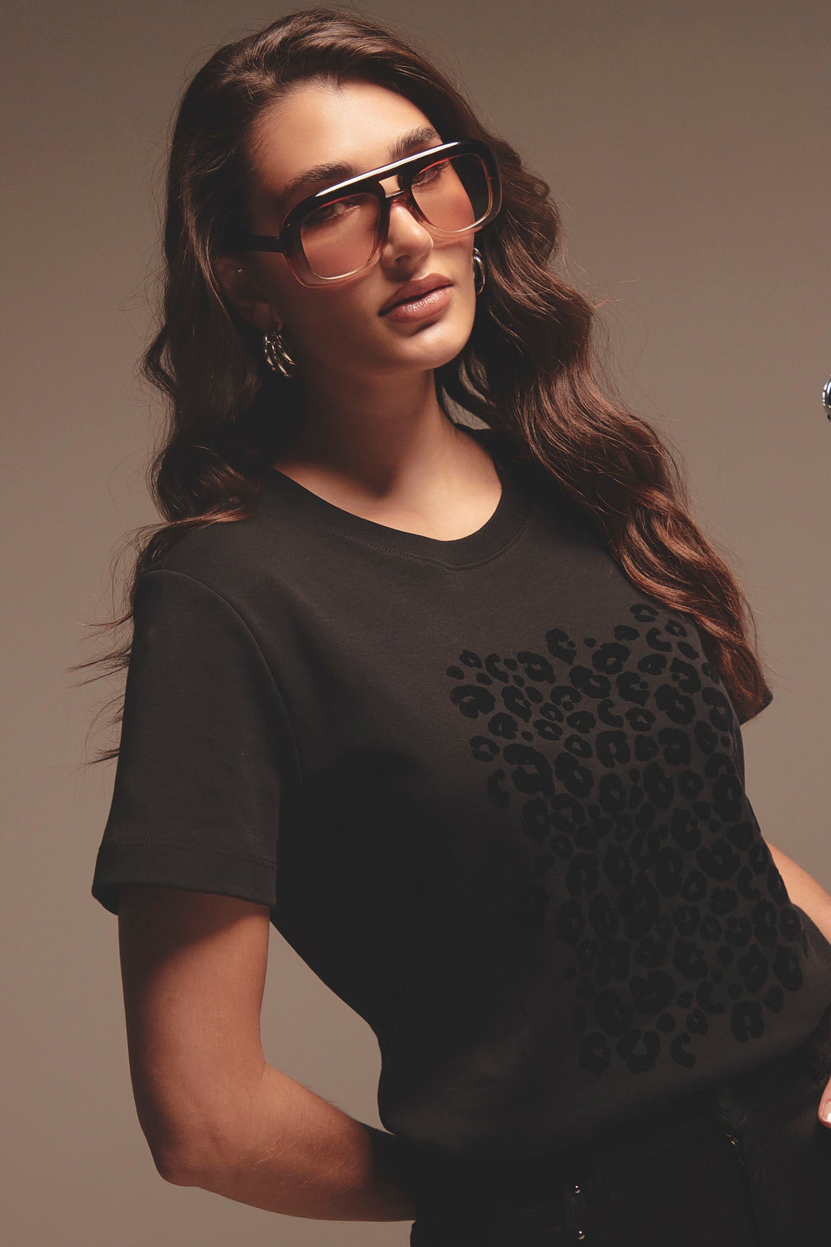 Camiseta negra de manga corta para mujer