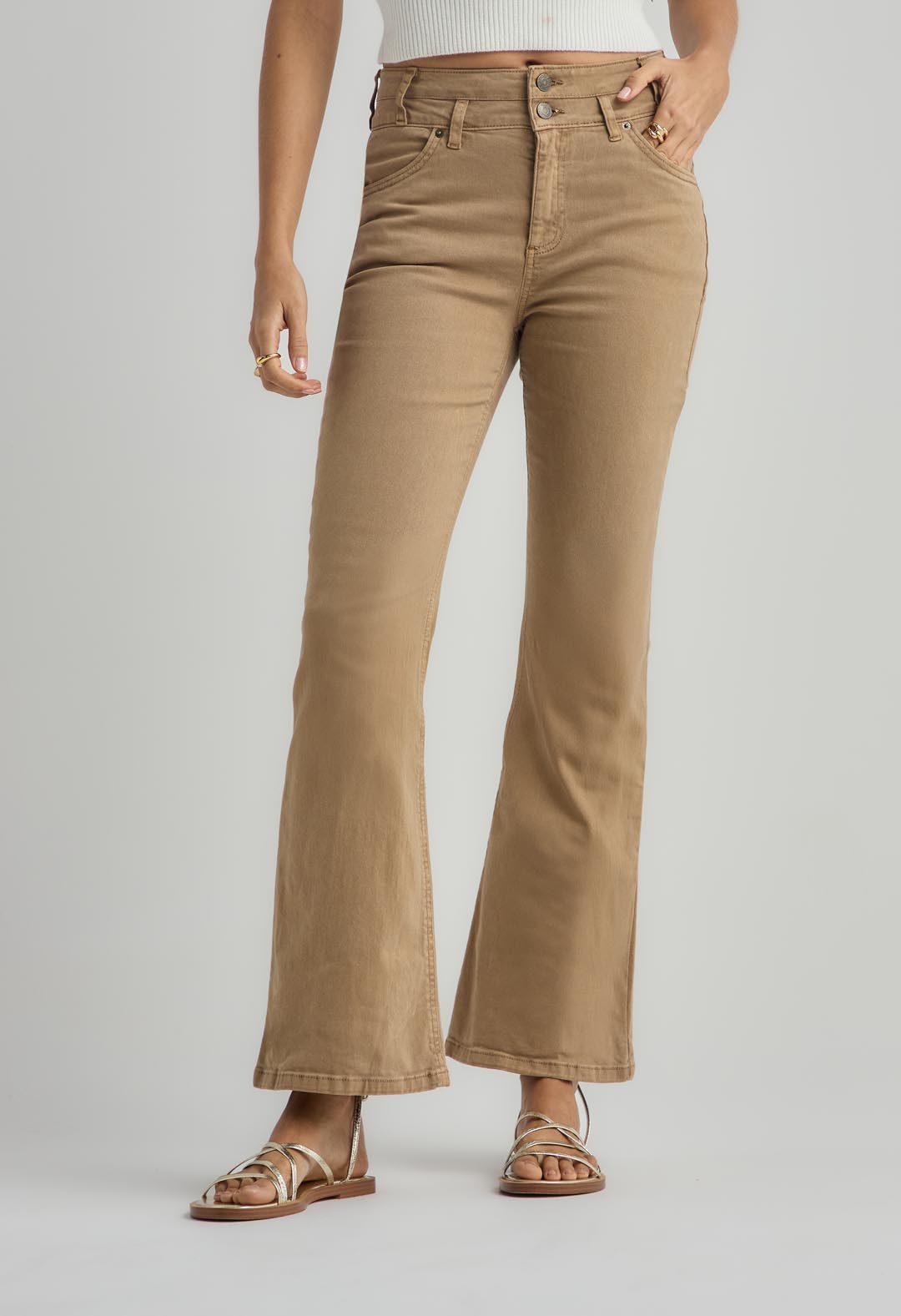 Pantalón tejano arena con doble pretina para mujer