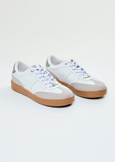 Tenis blancos con bigotera para jóvenes