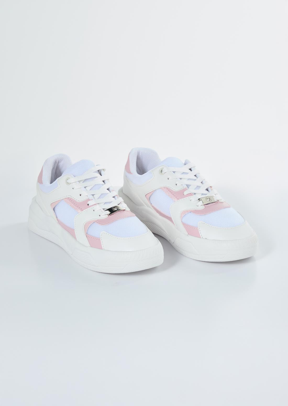 Tenis blancos con suela en contraste para jóvenes