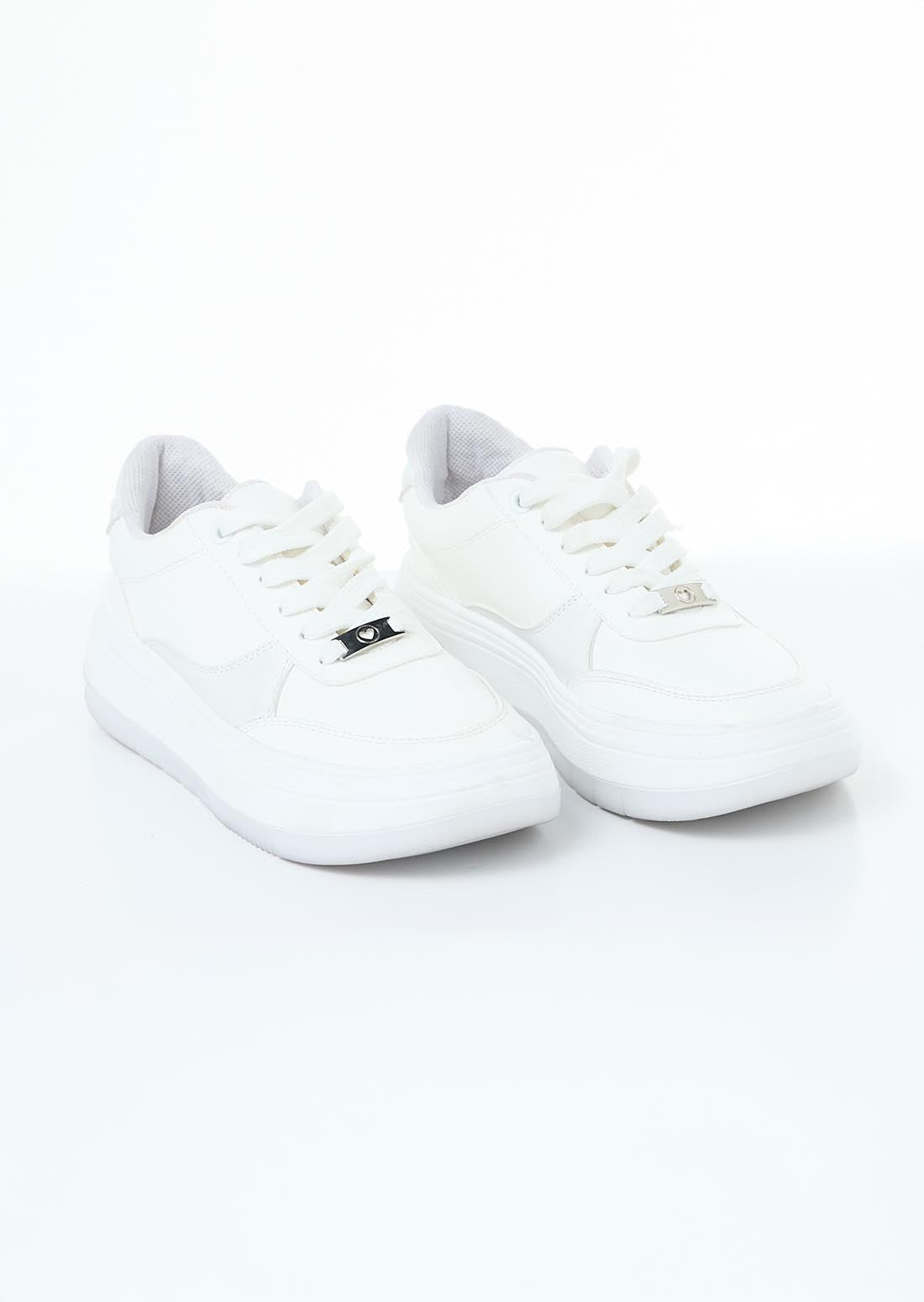 Tenis blancos con detalles