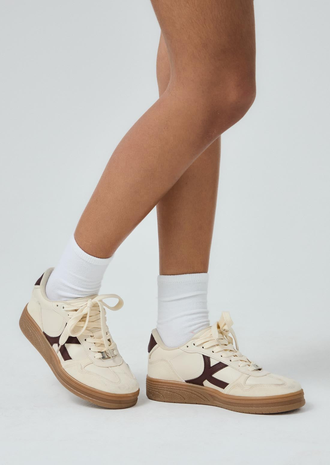 Tenis marfil con cortes en contraste