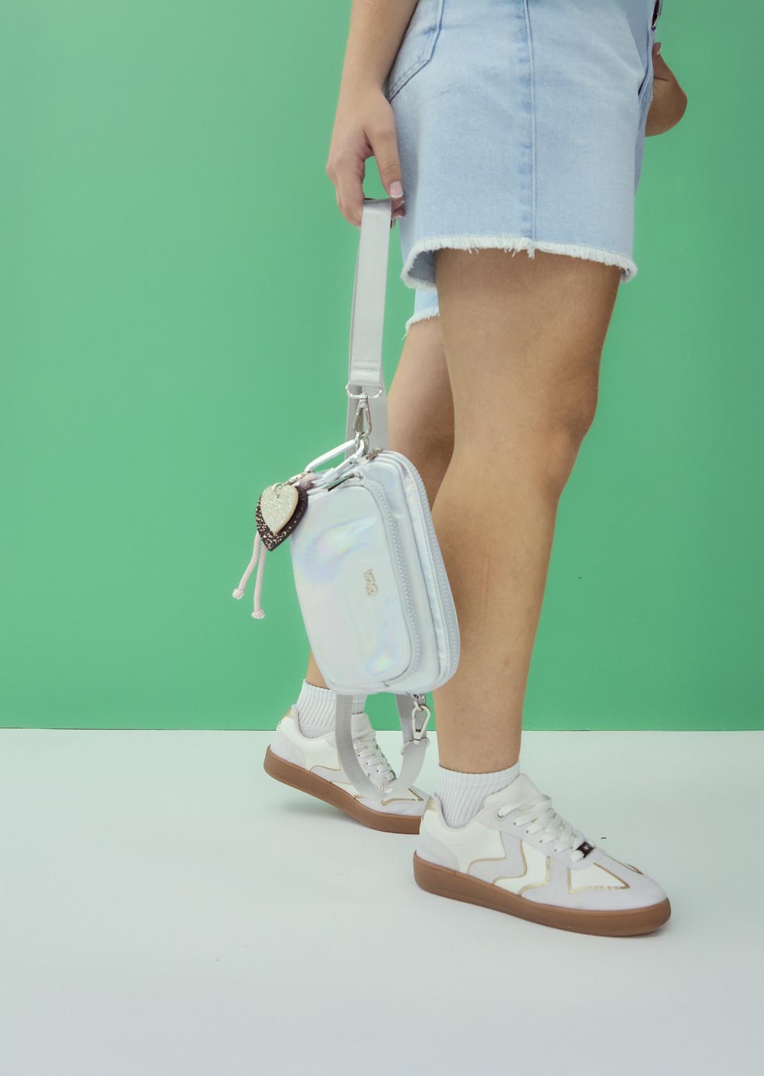 Tenis grises con cortes en carnaza para jóvenes