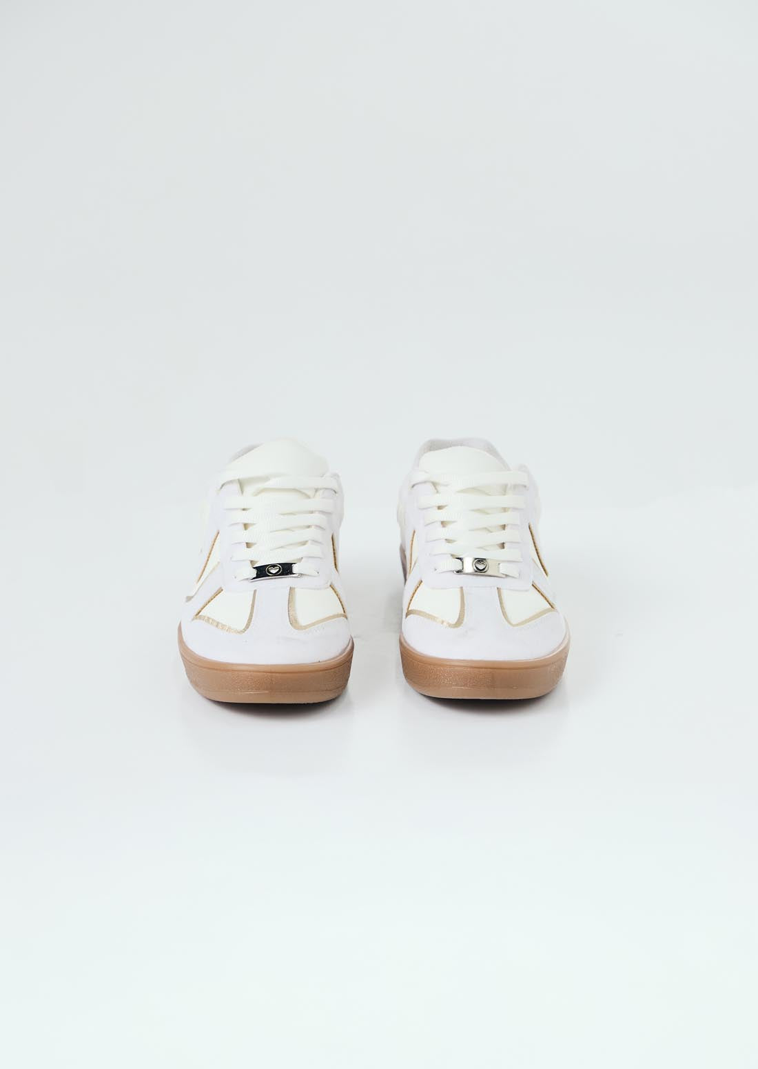 Tenis grises con cortes en carnaza para jóvenes