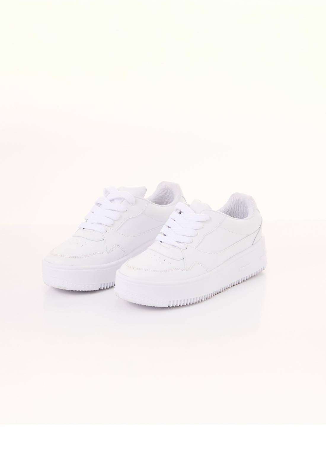 Tenis blancos con cortes