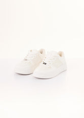 Tenis blancos con cortes para jóvenes