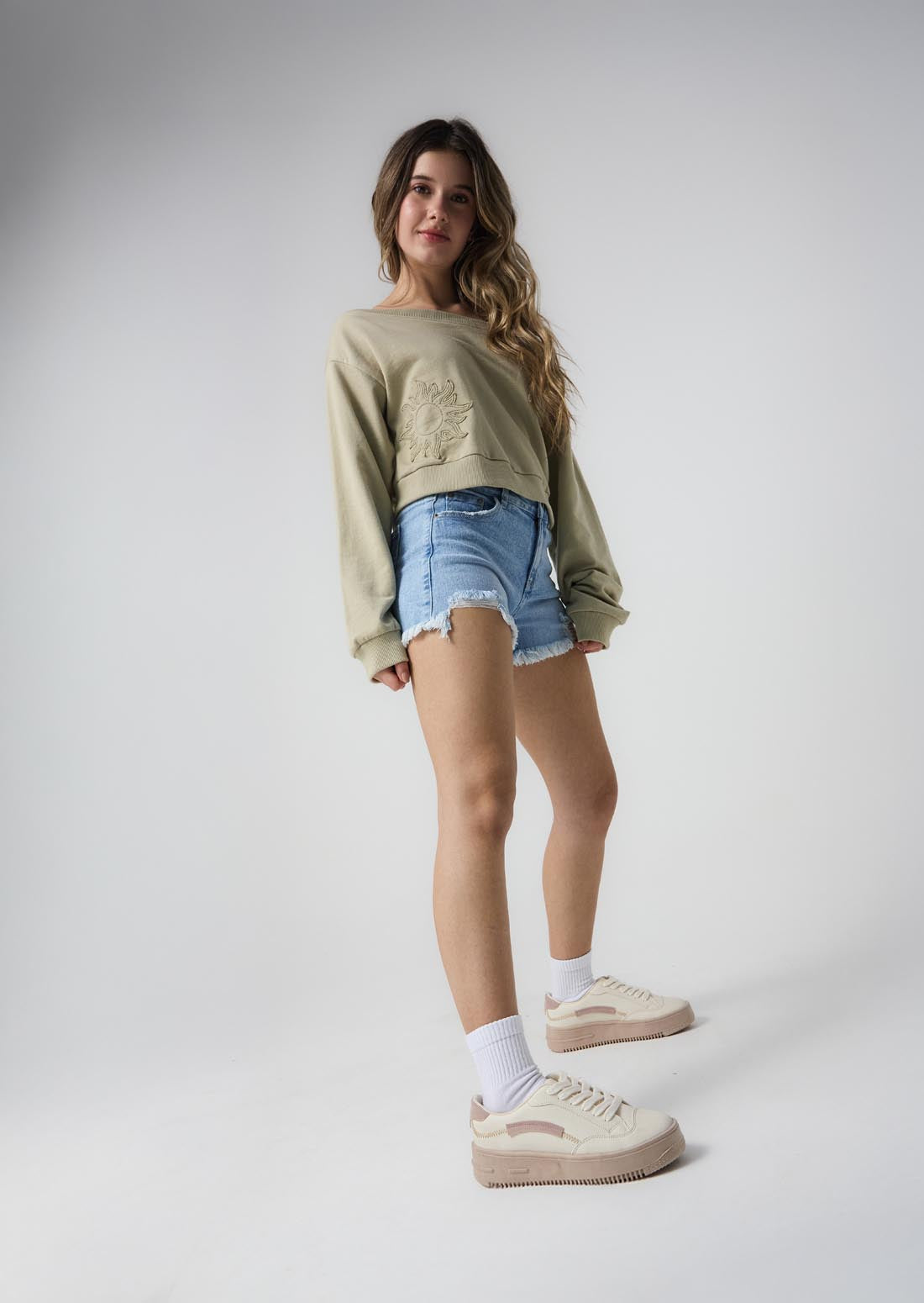 Tenis marfil con costuras en zigzag