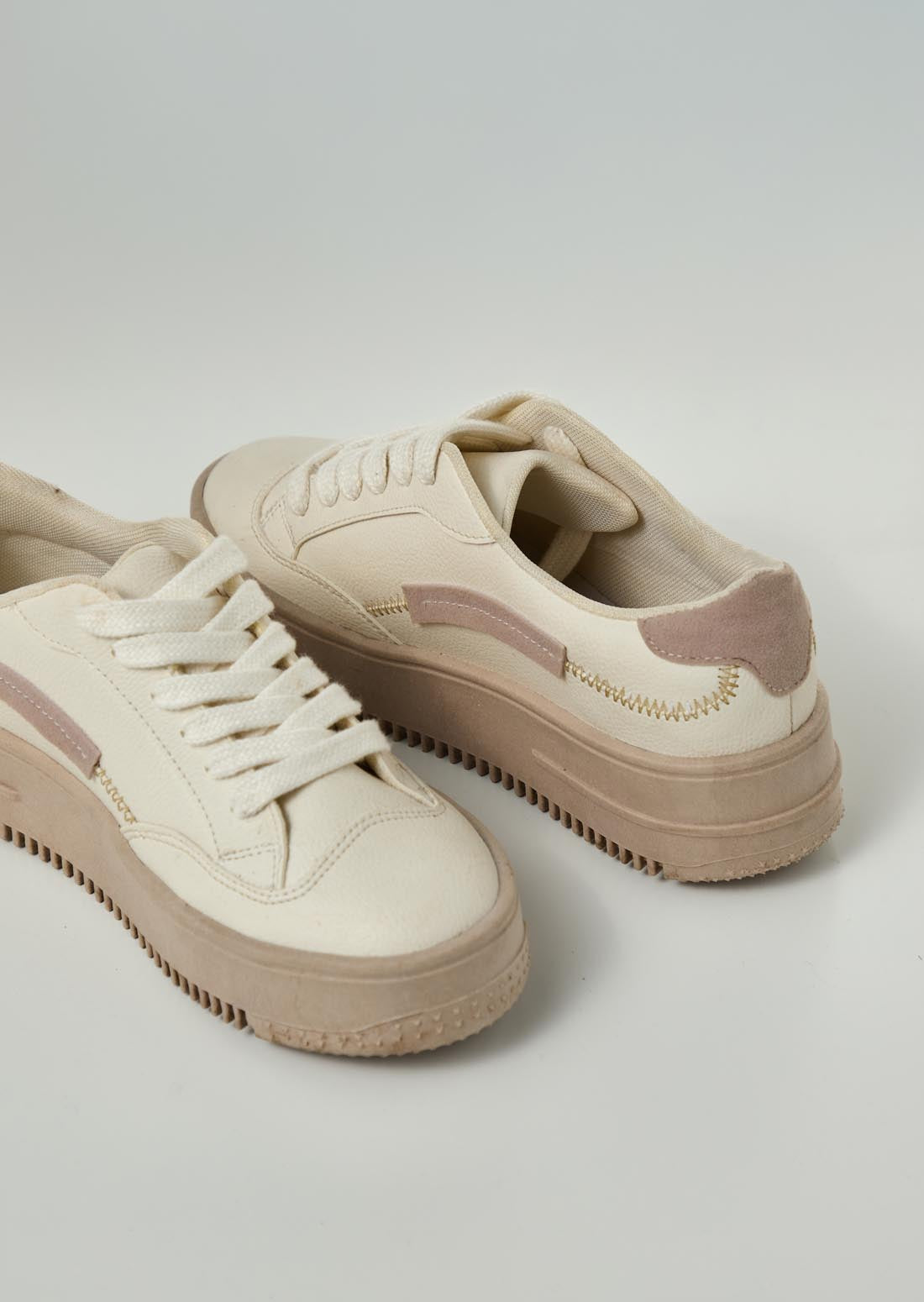 Tenis marfil con costuras en zigzag