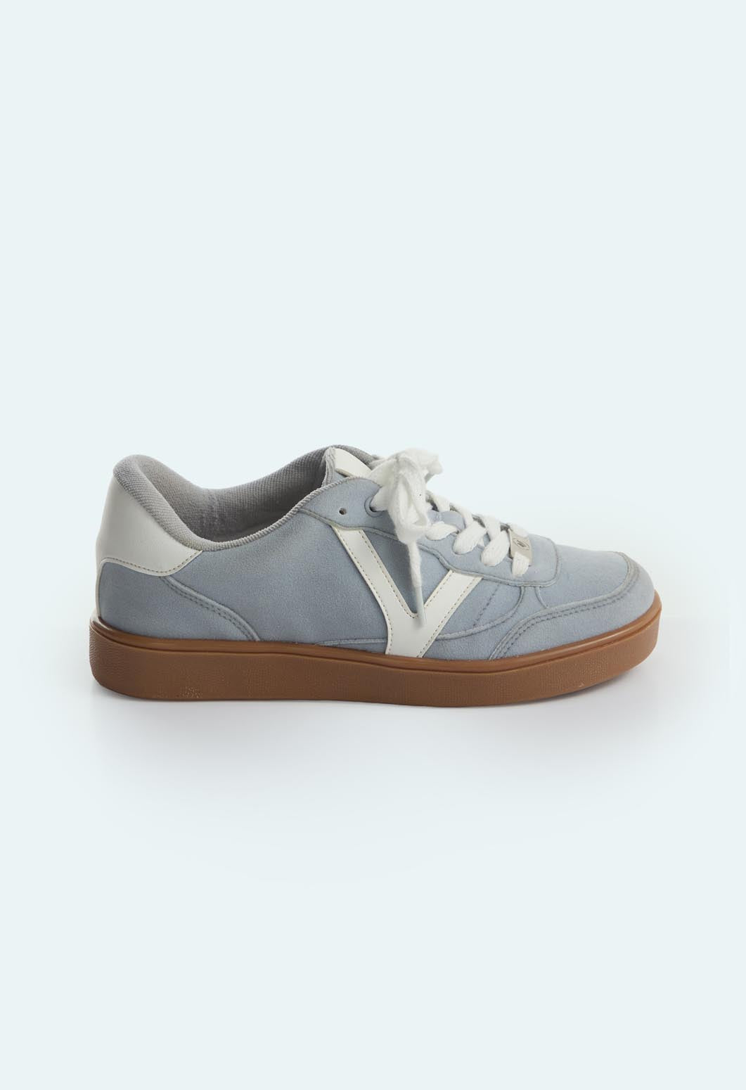 Tenis azul claro con bigotera en contraste para jóvenes