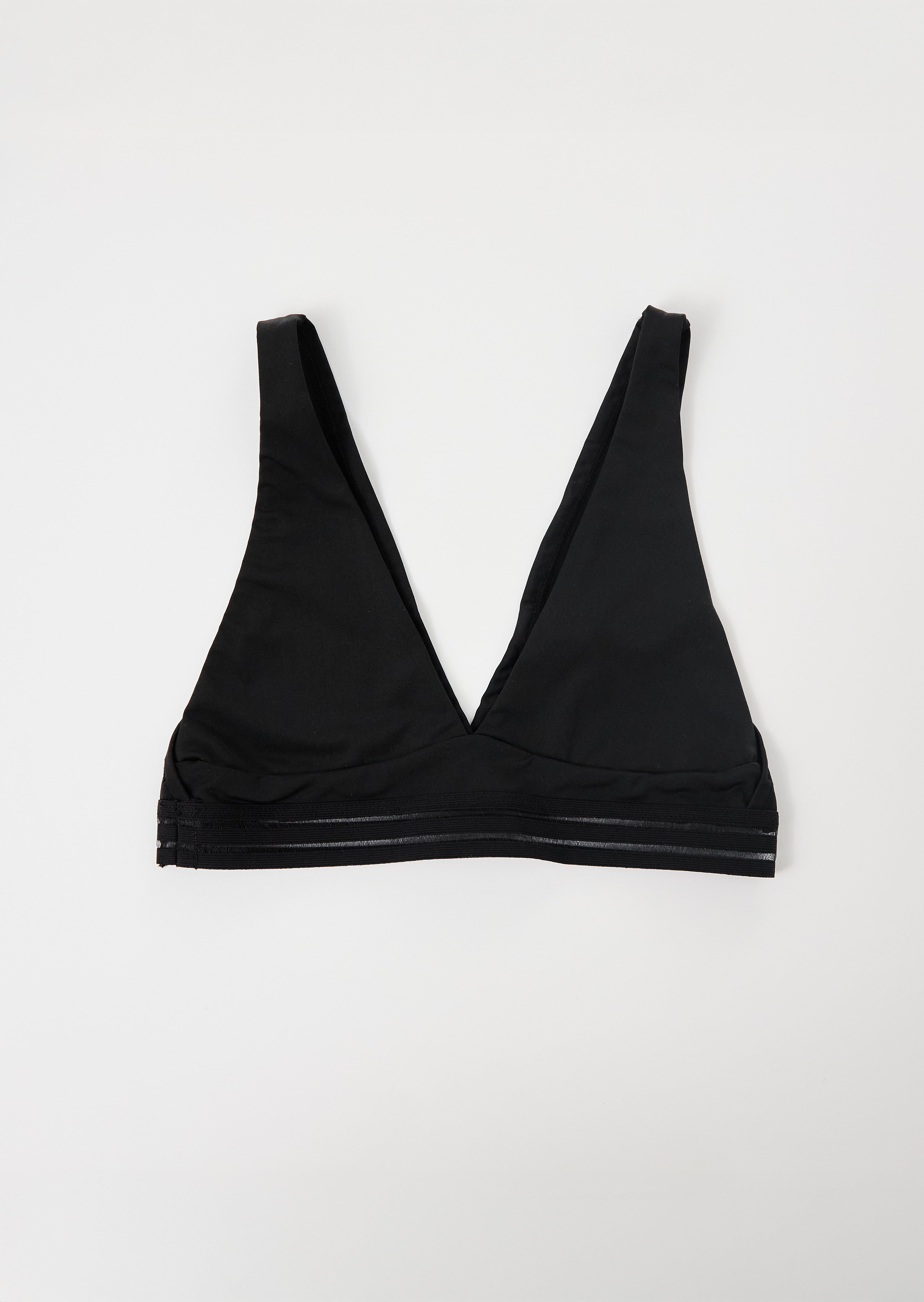 Top negro con escote en V para jóvenes